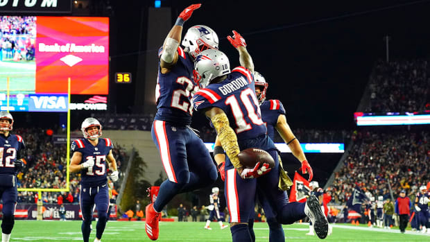 josh-gordon-patriots-teammates-super-bowl.jpg